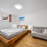 Rezidence Lyzarska 아파트 *